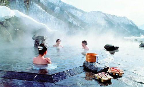 泡温泉对健康有益吗